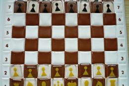 Detailni pohled na šachovnici cestovnich šachu