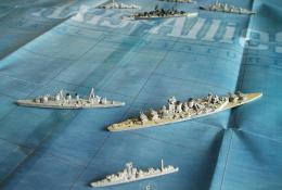 Britský bitevní křižník Hood při plné boční salvě proti bojové skupině Kriegsmarine