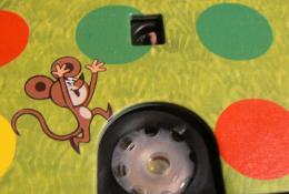 Detail zařízení způsobující smích při posunutí herní desky.