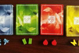 Okvětní karty a strážci v jednotlivých barvách pro různé hráče