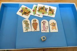 Obsah krabice, karty piknikových košíků, postavy a barevná kostka