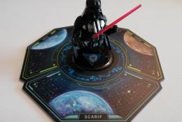 Deska rozestavení se soškou Darth Vadera