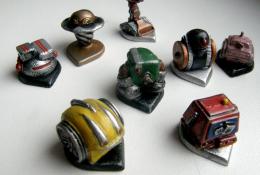 ručně nabarvené figurky robotů