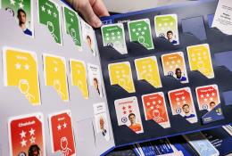 Desky s kartami hráčů a klíčových zaměstnanců. 