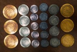 Kartonové (vlevo) vs. Kovové mince