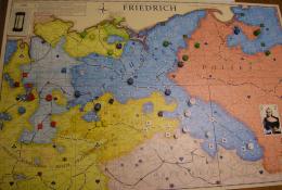 Rozehraná partie - Friedrich všude pod tlakem