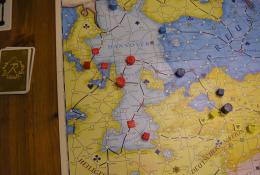 Hanoverská armáda se dostala do kleští  = prázdné místo mezi francouzskýma armádama 