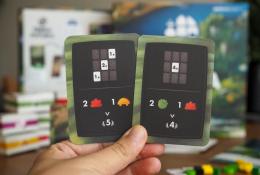 Každý hráč obdrží 2 bodovací karty se vzorem závěrečné aktivace a bodovací sadou surovin