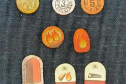 Žetony mincí, ohňů a destiček pro hru jednoho hráče