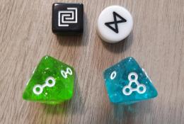 2x discovery dice (8 stěná kostka) + time marker ( bílý) + trust marker ( černý)