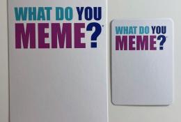 Karta meme (vlevo) vs karta textu (vpravo)