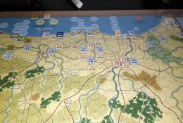 Spojencům se podařilo (i díky dobře taženým "žetonům akcí") obsadit Caen a obklíčit německé jednotky