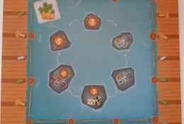 Oboustranný herní plán ostrova. Tato strana je určena pro sólo hru.