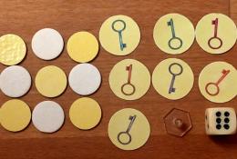 Sedm klíčů, žolíkové žetony, kostěnná kostka a držák otočného kola (1. edice)