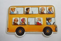 Částečně naplněný autobus (nahoře uprostřed sedí Elvis)