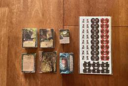 Hrací karty pro základní hru, rozšíření vč. balíku PROMO karet a přelepek na dřevěné figurky