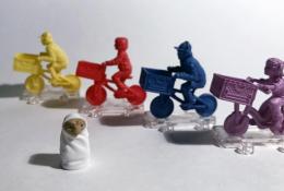 Figurky hráčů a figurka E.T., kterou můžete přenášet v předním koši
