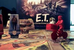 Elliott má v koši E.T. a může tak použít 1 Kartu síly.
