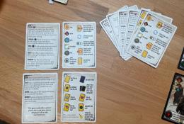 Karty s nápovědou a základními pravidly, které dostane každý hráč.