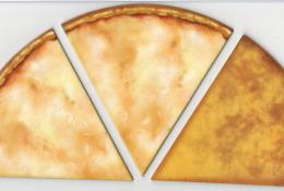 Plátky těsta na pizzu (vpravo rubová strana)