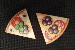Vlevo pizza Vegetariana, vpravo Pepperoni