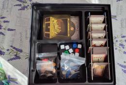 Kartičky a herní komponenty v krabici