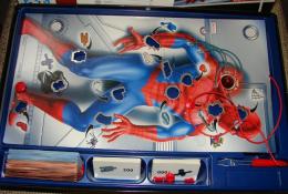 Operace Spiderman Allin1: herní plán, skalpel, kartičky, peníze, tělesné otvory. Operace nebo pitva?