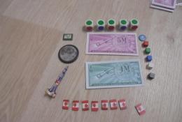 Raketa a vlajky jednoho hráče, žetony, peníze, testovací 6k kostky a barevní inženýři