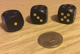 Hracie kocky + minca (minca nie je v balení hry, je však potrebná k minihre Minca)