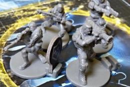 vojáci XCOM při obraně základny