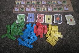 Každý hráč obdrží všechny žetony s bednami a dvě hrací karty své barvy