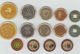 Kartonové mince (z běžné edice), žeton setkání a násobiče