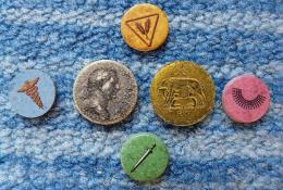 detail mincí a žetonů