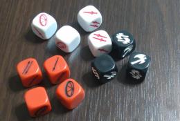 Kostky válečníků - bílá=šermíř, červená=kopiník, černá=sekerník