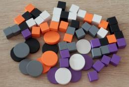 Herní komponenty v pěti hráčských barvách