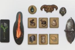 Žetony zbraní, krystalu, symbolu Taurů, helmy, darů severu, hodin, náhrdelníku, skříňky a štítu 