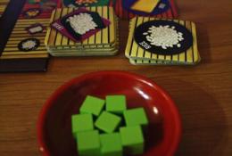 Součástí hry jsou i stylové misky na wasabi
