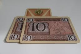 Peníze znázorňují dva druhy oboustranných karet, kterými se nastaví správná částka