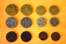 Kovové repliky dobových mincí v hre !