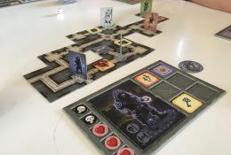 Deska hráče s vybavením, životy a rozestavěný dungeon s objeveným drakem