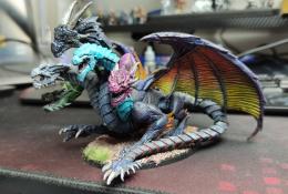 Nabarvená figurka draka