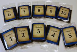 10 tajných obálek (Kapitol příběhu) s různými kartami a herními komponenty... 