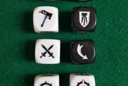 Herní kostky: bílé útočné a černé obranné