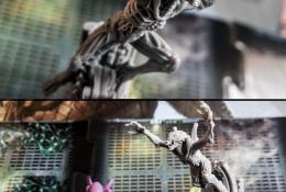  Herní rozšíření — figurky: Alien Evolved W. 1. Velikostní srovnání se základním modelem + detail.