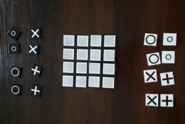 Mijnlieff - zostavená základná hracia plocha (zo 4 dielov), hra môže začať