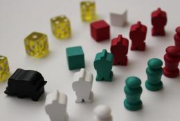 príklad figúriek hráčov, figúrka slona a hracie kocky