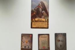 Karty (karta hrdiny, karta úkolu, karta tajného úkolu a karta intrik)