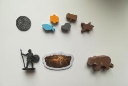 Komponenty-mince, suroviny, rebelové, počítadlo kola a žeton prvního hráče