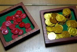 Kovové mince a žetony HP/buffů (v homemade dice trays)