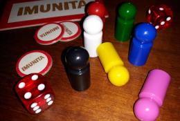 figurky, kostky, "plácací" IMUNITA a žetony IMUNIT pro hráče